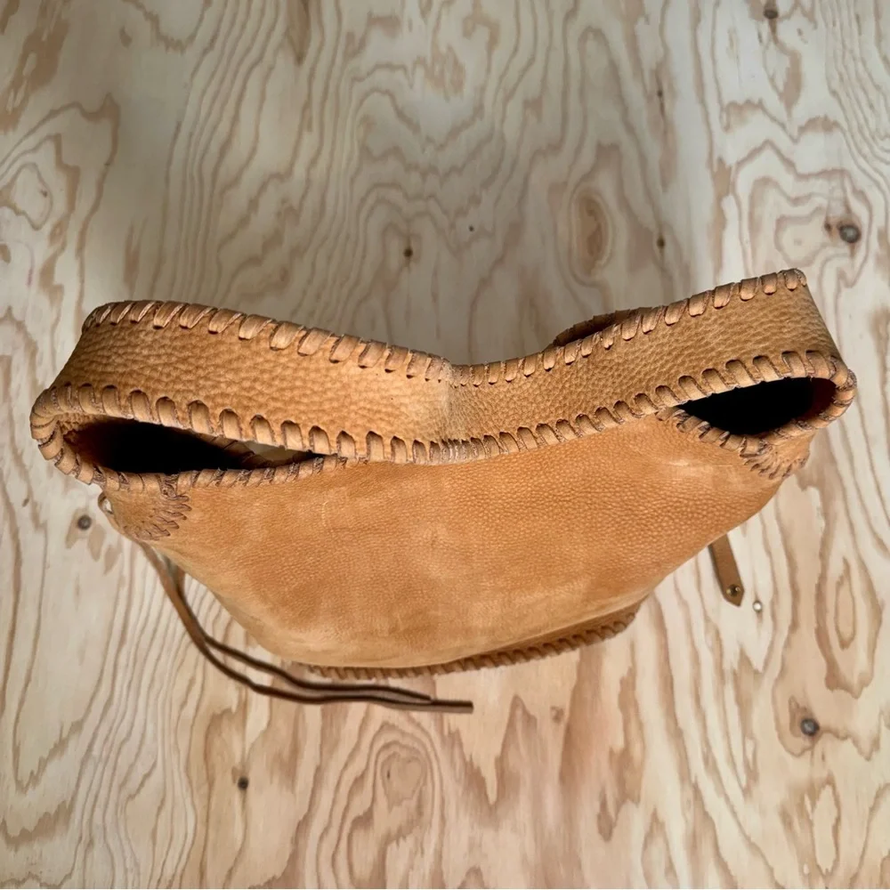 Cᴏʟᴇ Hᴀᴀɴ Rᴀʟᴇɪɢʜ Wʜɪᴘsᴛɪᴛᴄʜᴇᴅ Hᴏʙᴏ Bᴀɢ ɪɴ Cᴏɢɴᴀᴄ - Picture 6 of 16